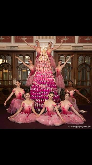 Украшаем ёлку 🌲🩰 смотреть онлайн