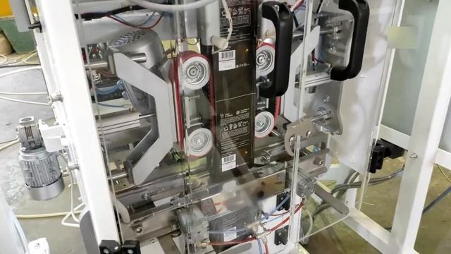 Упаковка кофе в пакет с проваркой граней и плоским дном на упаковочной линии с 3 ручьевым дозатором смотреть онлайн