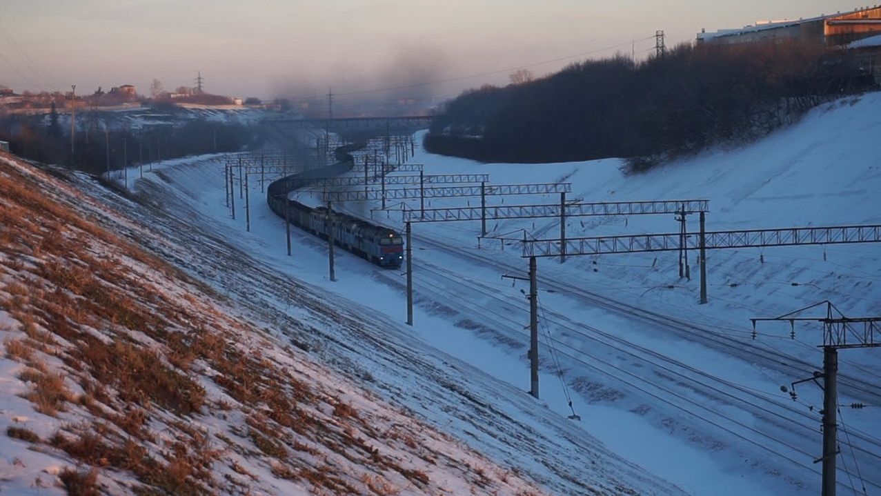 Тепловозы 2ТЭ116У-0025 и 2ТЭ116У-0076. Двойная тяга на подъёме. смотреть онлайн