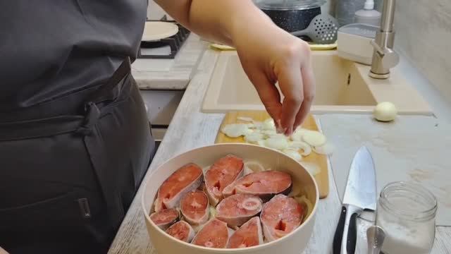 Жизнь на берегу Волги/ЮЛЯ ЗАМАРИНОВАЛА СУГУДАЙ, ПРИБРАЛАСЬ/ ЖЕНЯ СТАРАЕТСЯ смотреть онлайн