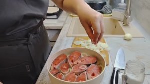 Жизнь на берегу Волги/ЮЛЯ ЗАМАРИНОВАЛА СУГУДАЙ, ПРИБРАЛАСЬ/ ЖЕНЯ СТАРАЕТСЯ