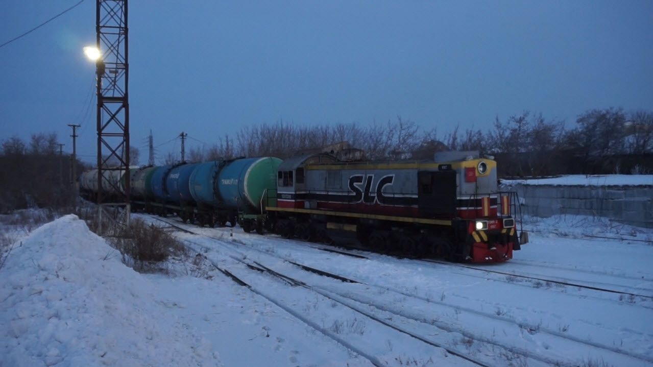 Тепловоз ТЭМ2-6187. Полчаса подготовки и резкий старт с бочками. смотреть онлайн