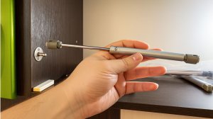 Как установить мебельный ГАЗЛИФТ на дверцу шкафа/кухни своими руками за 5 минут!