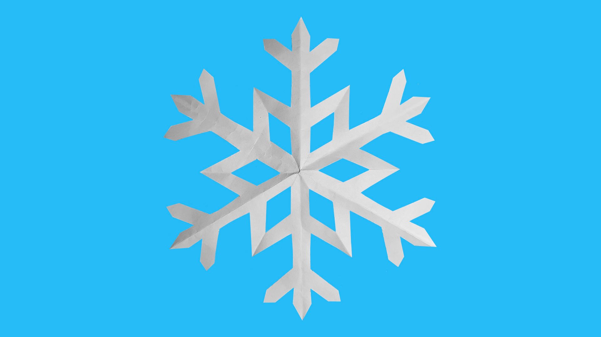 Как сделать снежинку из бумаги. Снежинка из бумаги. Новогодняя поделка смотреть онлайн