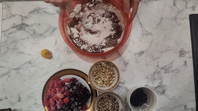 Постный шоколадный пирог с ягодами и орехами! смотреть онлайн