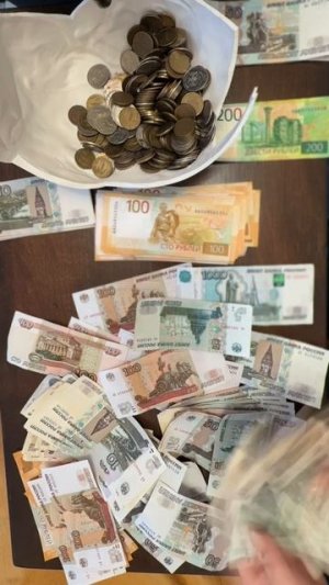 Сколько накопила денег в копилке?