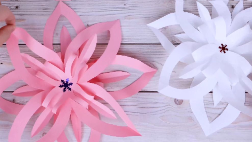 Очень красивая объемная снежинка из бумаги своими руками на Новый год