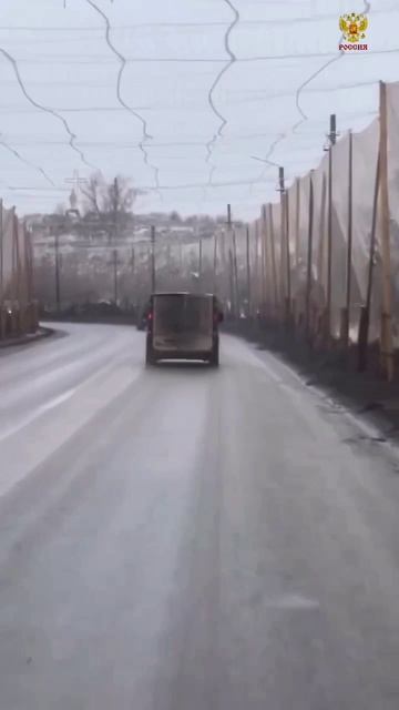 На автотрассе Славянск — Изюм ВСУ закрыли 40 км от дронов с помощью специальных сетей. смотреть онлайн