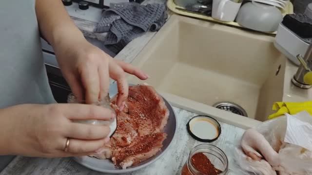 ЗАВТРАК СВАМИ// ЮЛЯ ОББЕЖАЛА ВЕЗДЕ, ЕЛЕ КУРИЦУ НАШЛА смотреть онлайн