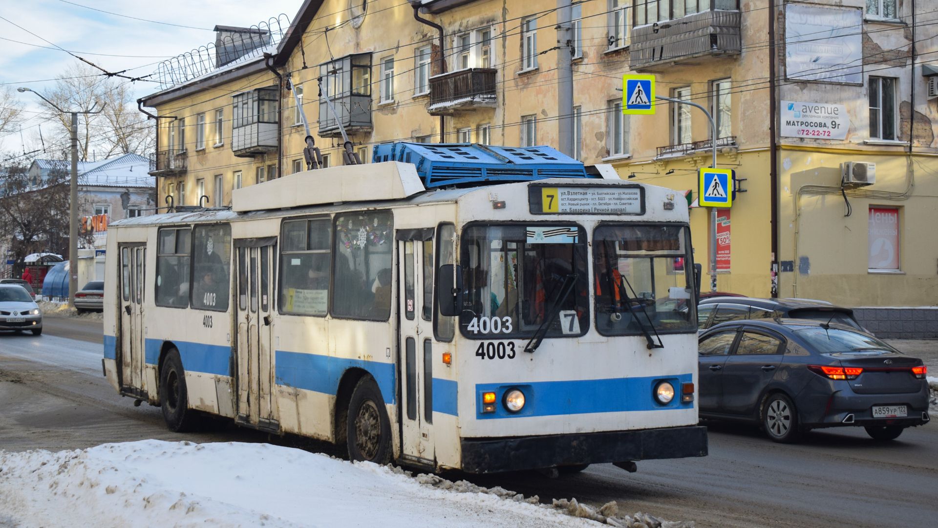 Троллейбус ЗиУ-682 КВР БТРМ-4003. Покатушки по Барнаулу на новогоднем тролле. смотреть онлайн