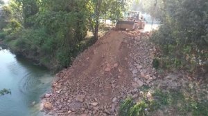 Строительство временной плотины для восстановления канала.