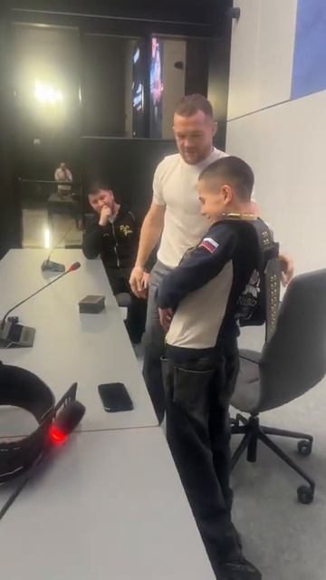 Пётр Ян надевает пояс UFC на молодого пацана | RCC смотреть онлайн