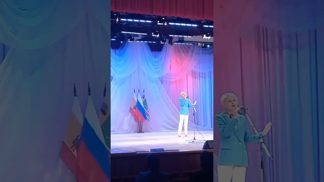 Флаги песня ко Дню государственного флага РФ исполняет  Анна Комягина.