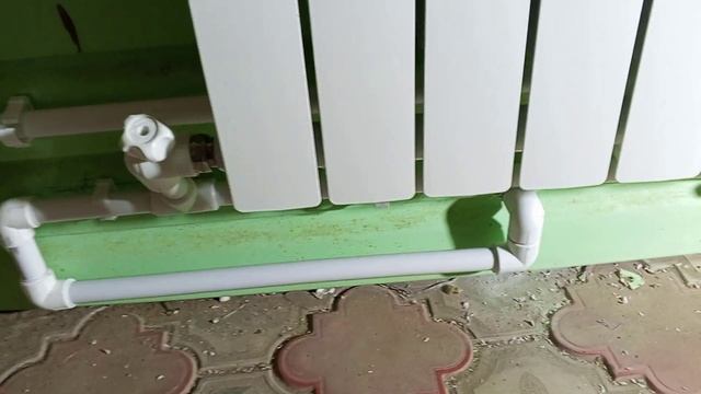 Смонтировал людям радиатор в сан узле и спаял под ним трубы . смотреть онлайн