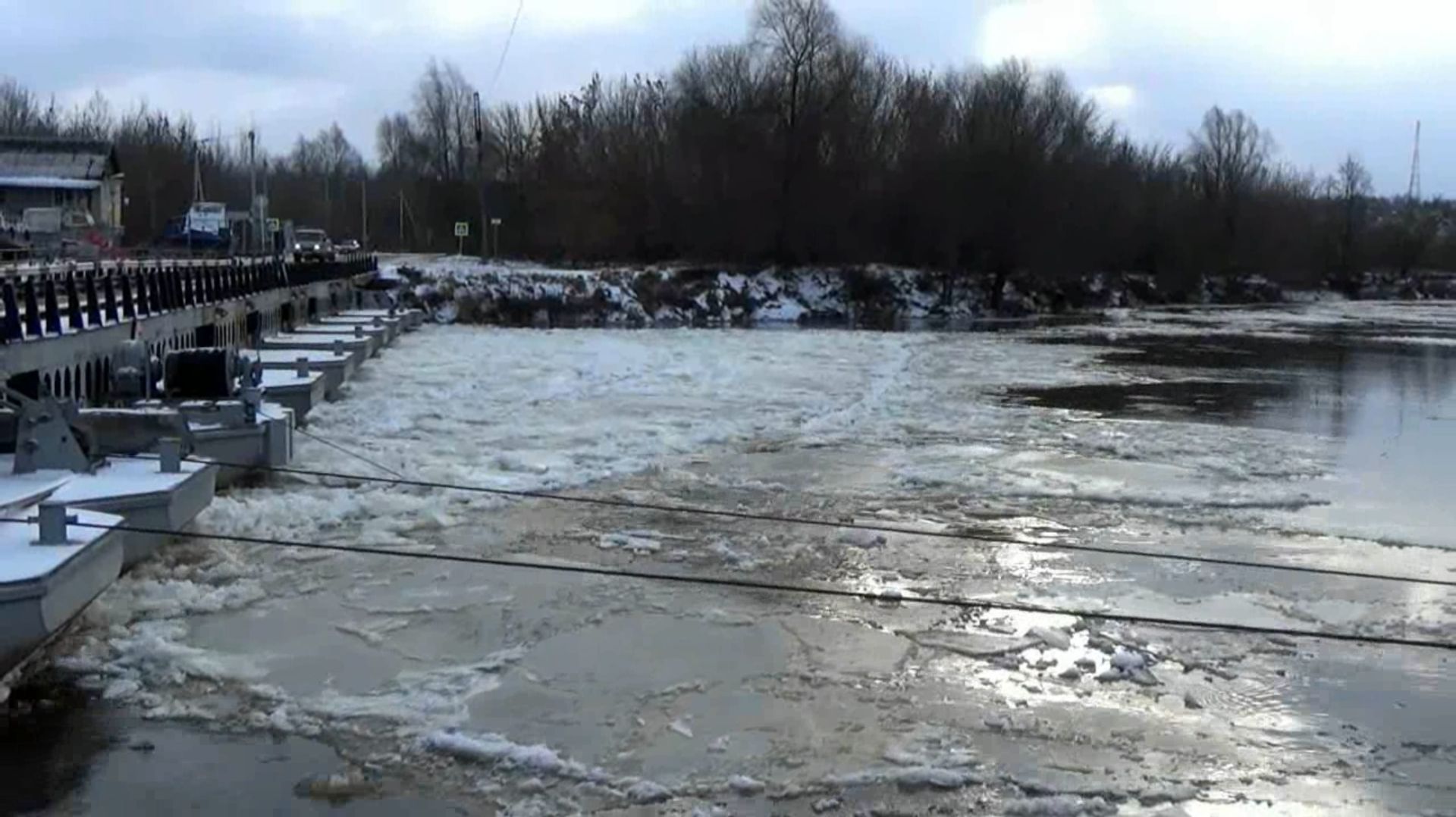 Образование затора из шуги перед мостом через Клязьму около города Вязники 14.12.2025 смотреть онлайн