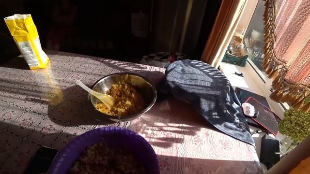 ЖИВЕМ В АНАПЕ. ЧТО ЗА ПОВОД . МУЖ НАКОНЕЦ ТО ПОДАРИЛ ЦВЕТЫ. 19 ЛЕТ ВМЕСТЕ. ЖАРИМ ПИРОЖКИ С МАМОЙ, смотреть онлайн