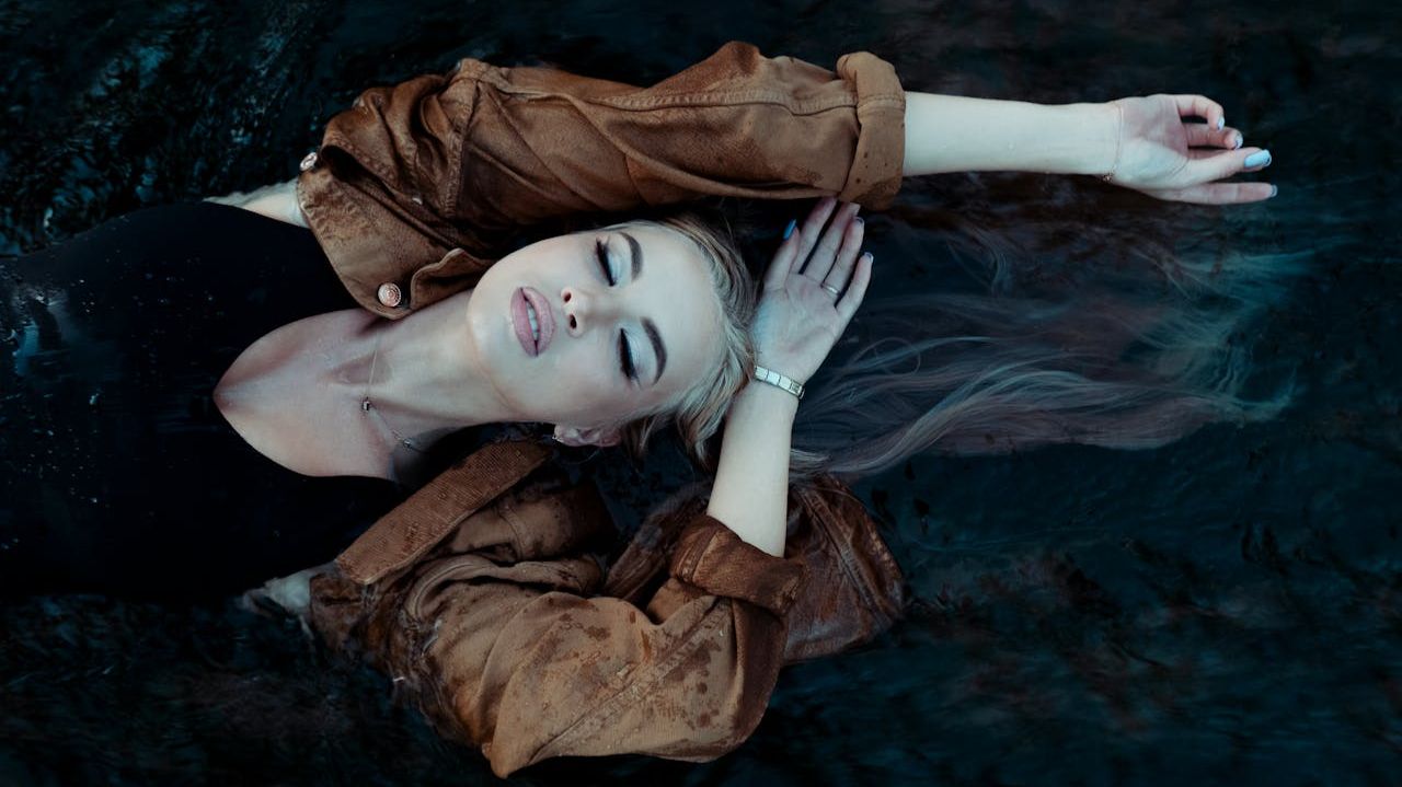 Deep House 2025. Мир глубоких, минимальных ритмов.