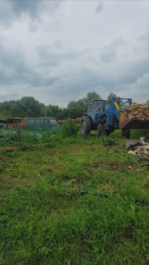 Выгрузка дров, трактор МТЗ-82!