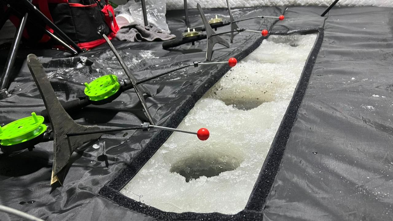 РЫБАЛКА ЗИМОЙ В ПАЛАТКЕ С ПЕЧКОЙ НА РЕКЕ ОБЬ. ОДИН НА ЛЬДУ В СИЛЬНЫЙ МОРОЗ. ЛОВЛЮ ЯЗЯ И НАЛИМА. смотреть онлайн