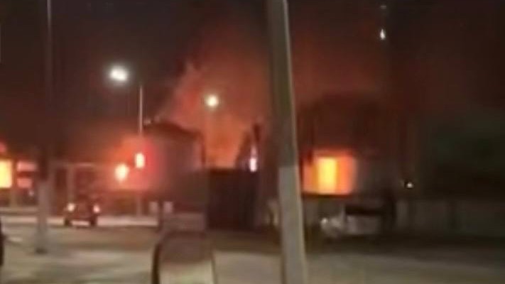 Появились кадры атаки БПЛА на Волгоградскую область . Атакован НПЗ в Урюпинске.14.12.2025 смотреть онлайн