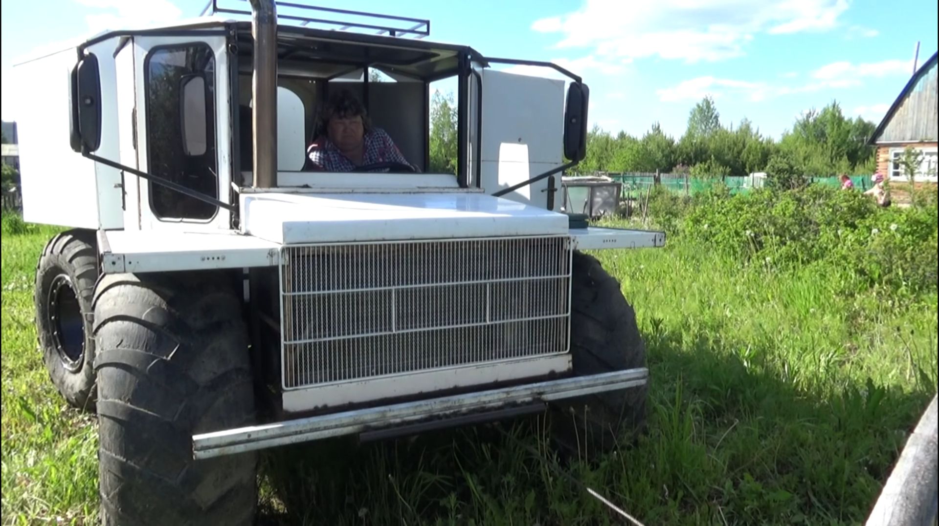 Окучиваем картофель с помощью лебёдки  вездехода