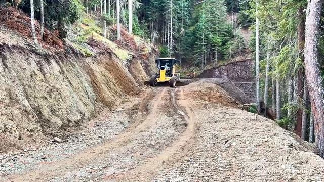 Как грейдер Deere 670 ремонтировал извилистые горные дороги #грейдер #johndeere