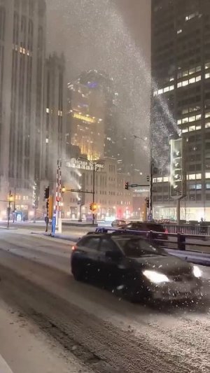 Welcome to the heart of Chicago ❤️🇺🇸 as snow falls the city glows with unparalleled beauty ✨