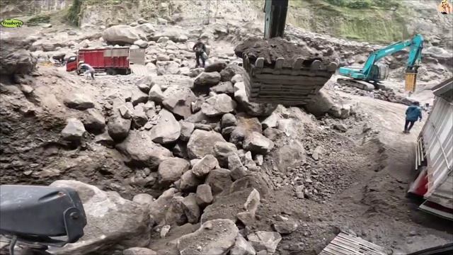 Строительство, экскаватор копает песок смотреть онлайн