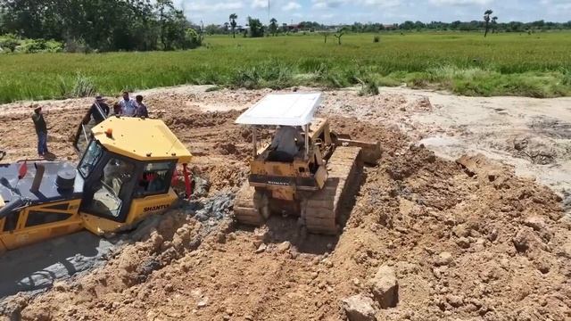 Спасение грузовика и бульдозера из грязи. смотреть онлайн