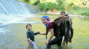 Ловим рыбу капканами на продажу и готовим пищу вместе с детьми. Большой выпуск. Жизнь с Дуонг