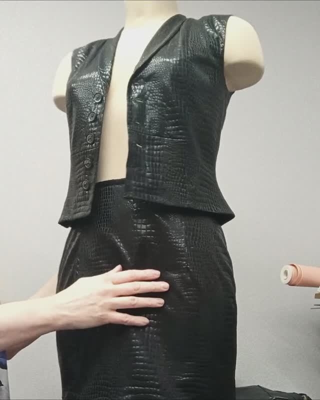 Сшила дочке костюм. Жилетка и юбочка. Подкладку решила сделать красной. Вдруг привлечёт удачу в НГ😜 смотреть онлайн