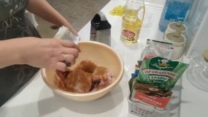 Начинаю день с готовки, куриные бедра с подливой. Опять ухожу