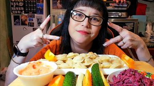 Мукбанг | Пельмени,соус три топора,Свёкла с чесноком | Обжор Асмр