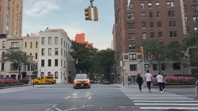 🗽 🇺🇸 Верхний Ист-Сайд, Нью-Йорк - осенняя атмосфера 🎃👻🍂 | 2025 смотреть онлайн