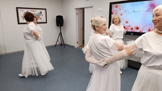 Танцевальный коллектив под руководством Любови Алешевой