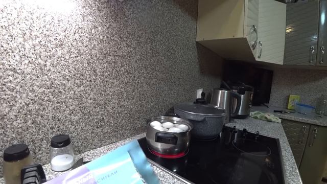 НАШ ДЕНЬ ИЗ ЖИЗНИ В АНАПЕ. КРАСИМ ЯЙЦА. РАЗБИРАЮ ПРОДУКТЫ НЕКОГДА ПОЕХАТЬ НА МОРЕ. смотреть онлайн