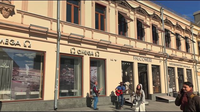 🌆Летняя прогулка по улице Кузнецкий Мост одна из самых красивых улиц Москвы✨ смотреть онлайн