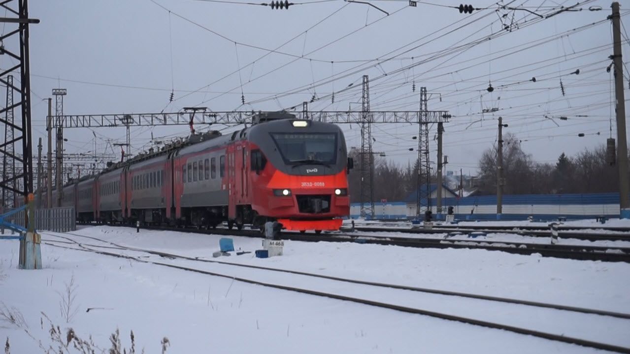 Электропоезд ЭП3Д-0088 и стеснительная бригада ) смотреть онлайн