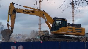 Работа экскаватора SHANTUI на сносе хрущёвки.