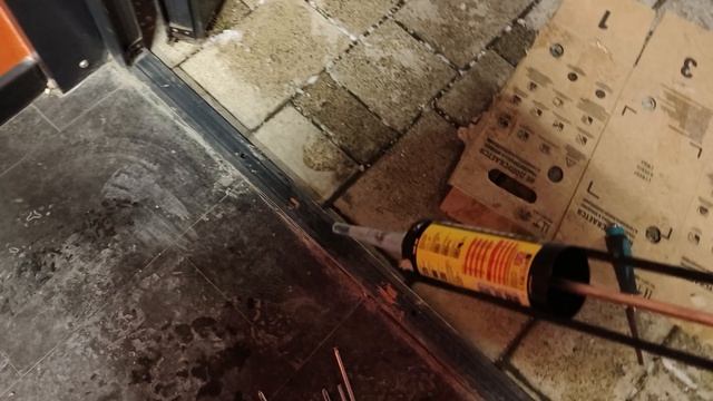 Как закрепить порог под алюминиевой дверью. Жидкий анкер и герметик СТИЗ (Застройщик ПИК)