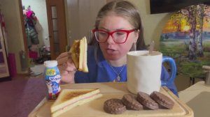 МУКБАНГ СЛАДОСТЬ ИЗ ДЕТСТВА И СЭНДВИЧ ПЯТЁРОЧКА