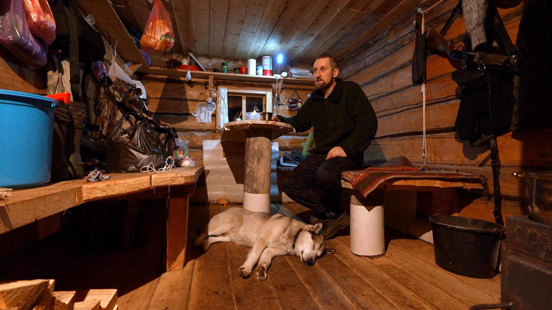 ЖИВЕМ В ТАЁЖНОЙ ИЗБЕ С СОБАКОЙ. ПРОСТОЙ БЫТ И РАБОТА НА ПУТИКАХ. смотреть онлайн