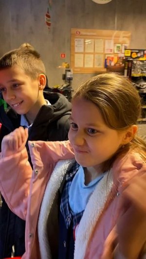 Аппарат сюрпризов Хватайка из Пятёрочки 😎  Как думаете, повезёт нам или нет?