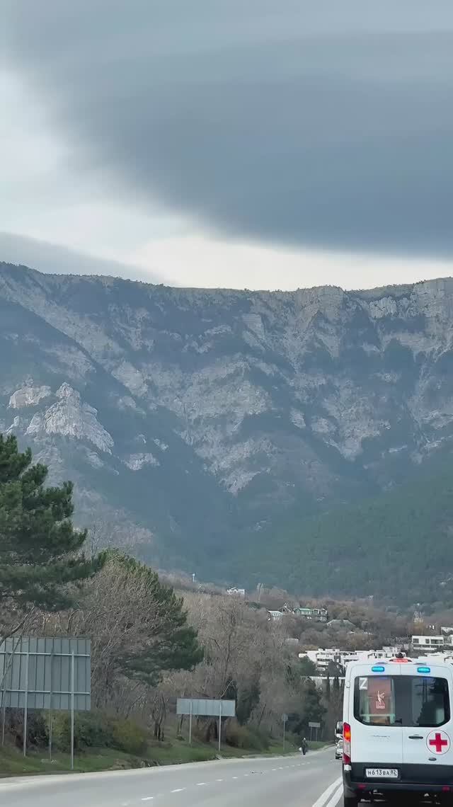 Дух захватывает! Ялтинские горы всегда восхищают в Крыму. Ялта 2025 #крым #ялта #ялта2025 #крым2025 смотреть онлайн