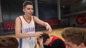 А4 играют в баскетбол