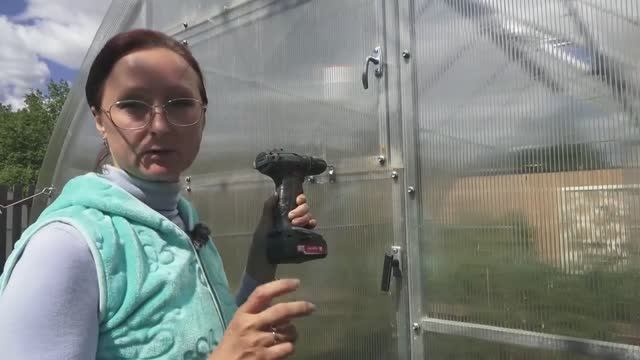 Меняю крючки на форточках теплиц. 6 соток в мае 2021 года. смотреть онлайн