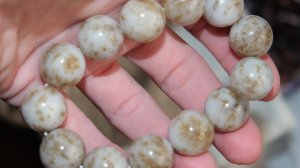 Нефрит браслет бело-медовые крупные бусины 16 мм.