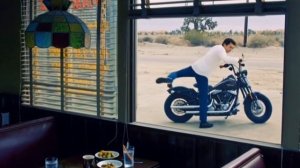 Алишер Курманалиев ездиет на мотоцикле Харлей Дэвидсон