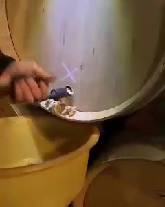 Как вставляют кран в винные бочки. смотреть онлайн