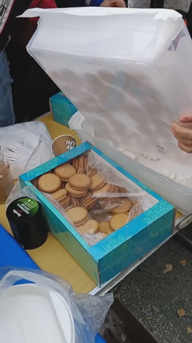 Раздача вкусняшек к чаю на закрытии мотосезона 2024 в Заречном Зефир, вафли, печенье смотреть онлайн